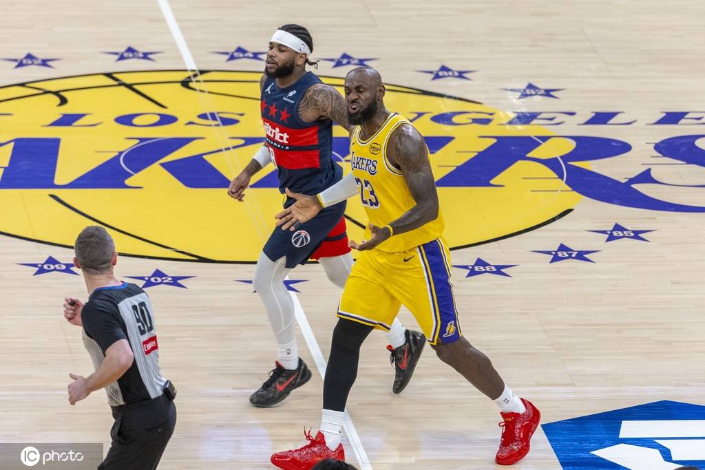 詹姆斯21+10+12里夫斯19+9 湖人大胜奇才